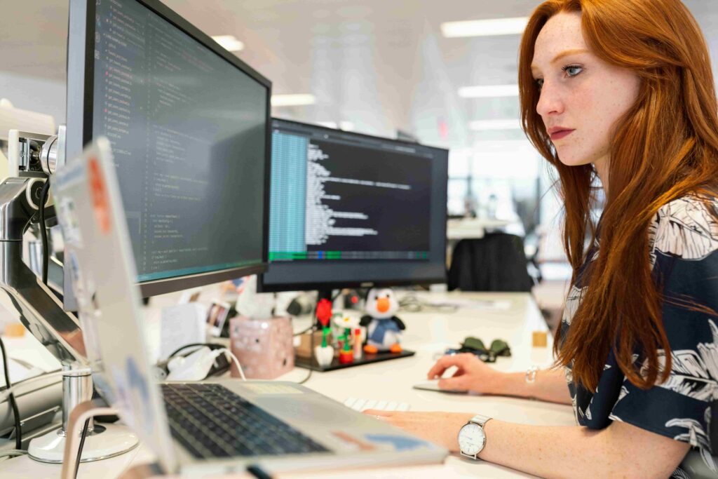 mujer trabajando en pc